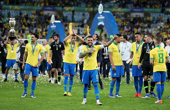 لاعبو البرازيل يحييون الجماهير