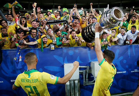 لاعبو البرازيل يحتفلون بالكأس مع الجماهير