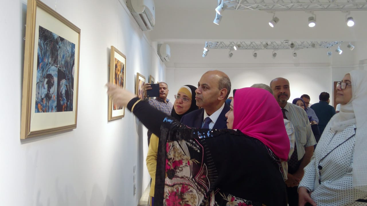 رئيس جامعة المنيا يفتتح معرض رؤية طباعية بلقطات متعددة (3)