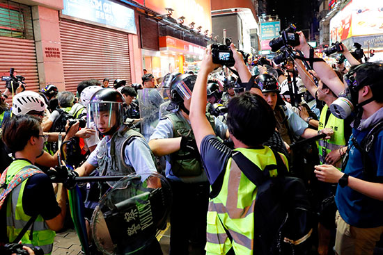 صحفيون يلتقطون صور للاحتجاجات