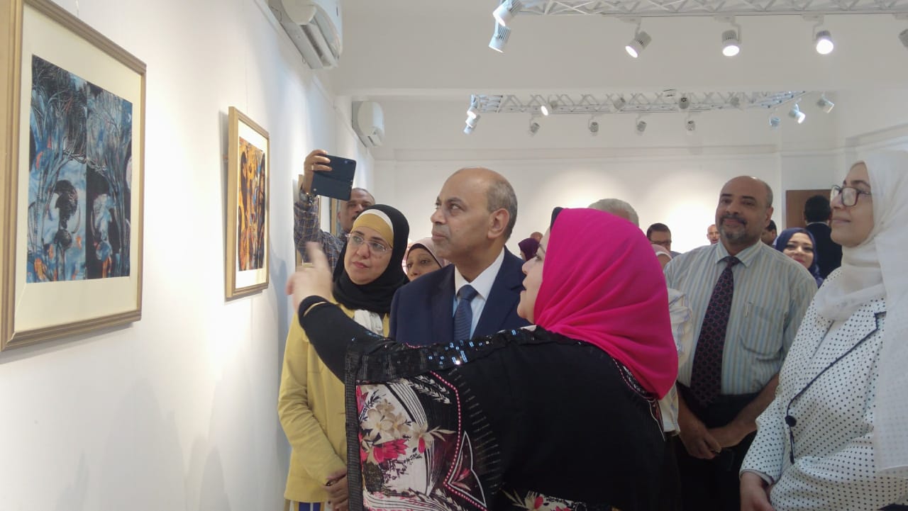 رئيس جامعة المنيا يفتتح معرض رؤية طباعية بلقطات متعددة (4)