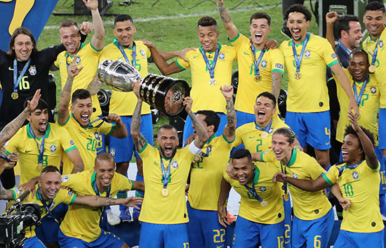 لاعبو البرازيل يحتفلون بالتتويج