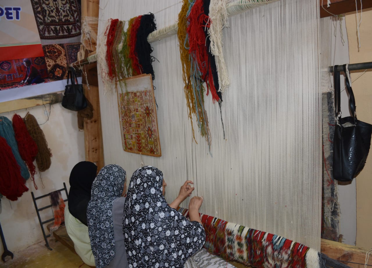 محافظ البحيرة يتفقد مشروع المرأة المعيلة  للصناعات اليدوية (2)