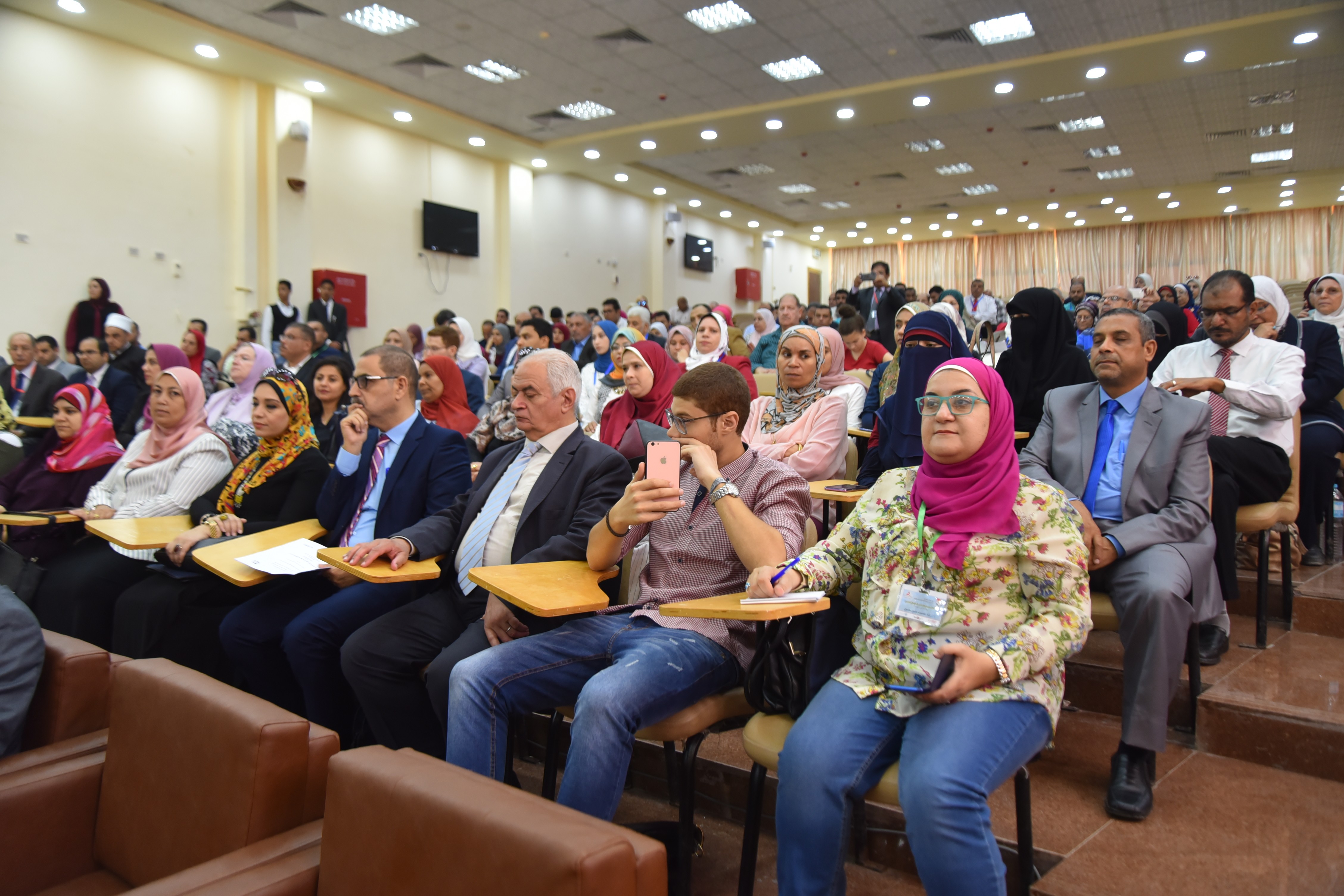 محافظ مطروح يفتتح المؤتمر الـ 22 للجمعية المصرية للمكتبات والأرشيف  (6)