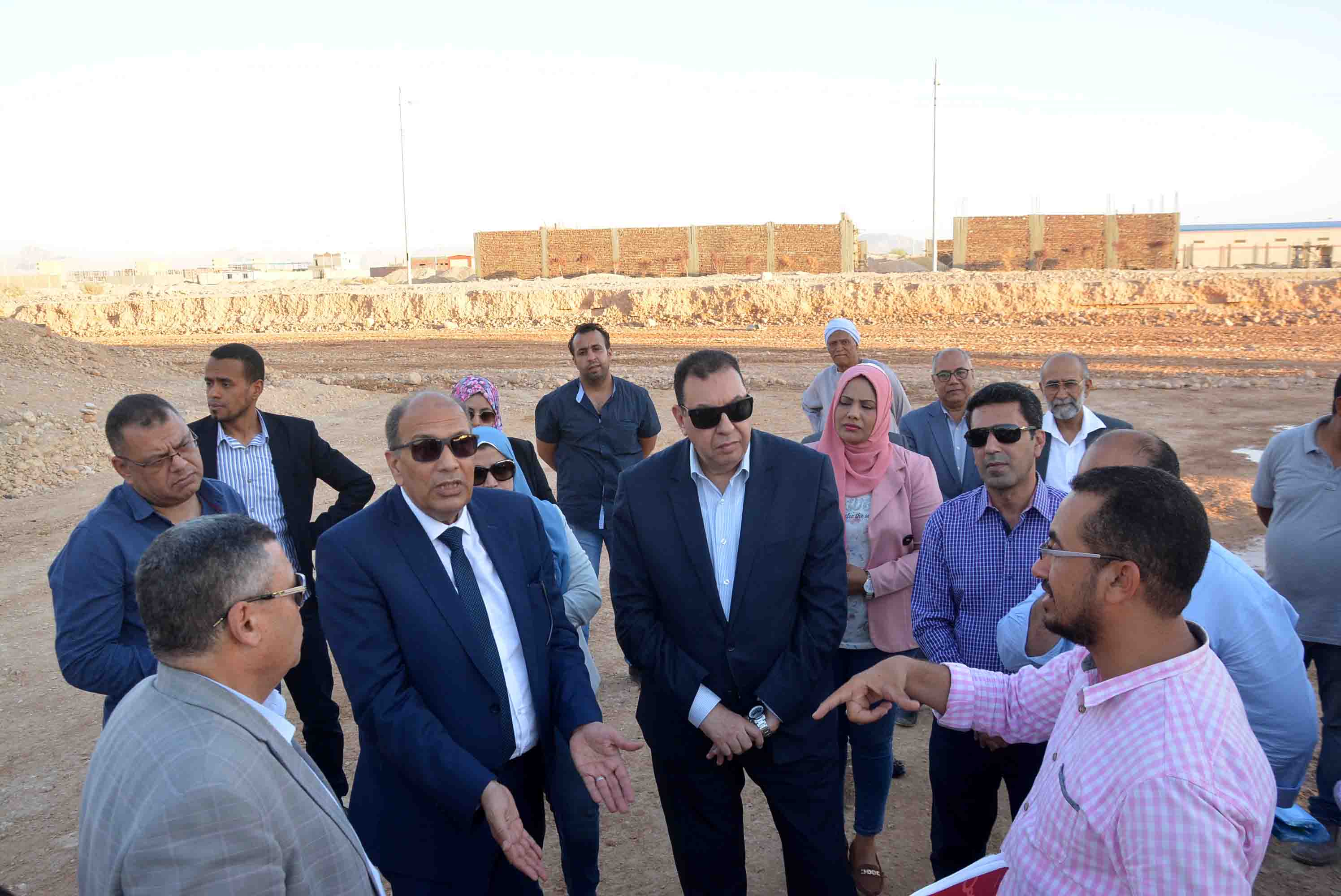محافظ الأقصر يستقبل رئيس هيئة التنمية الصناعية لبحث إنشاء المصانع بمنطقة البغدادي (4)