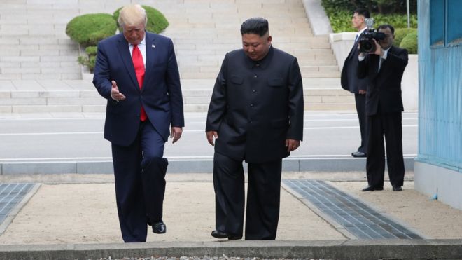 ترامب لحظة دخوله أراضى كوريا الشمالية