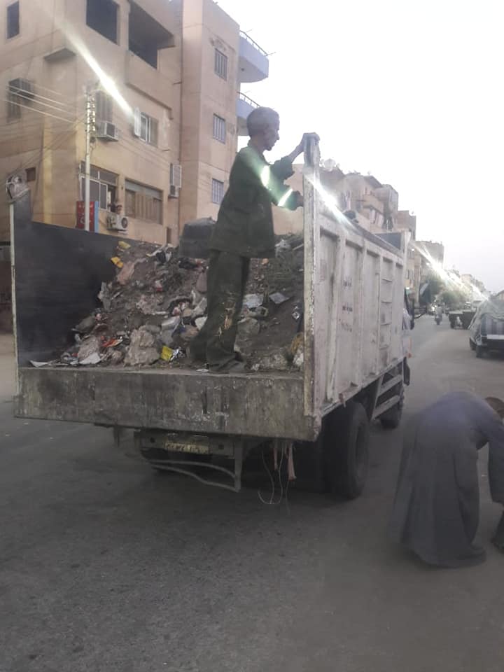 حملات نظافة بالشوارع وتطهيرها ورفع أكوام القمامة بوسط مدينة الأقصر (5)