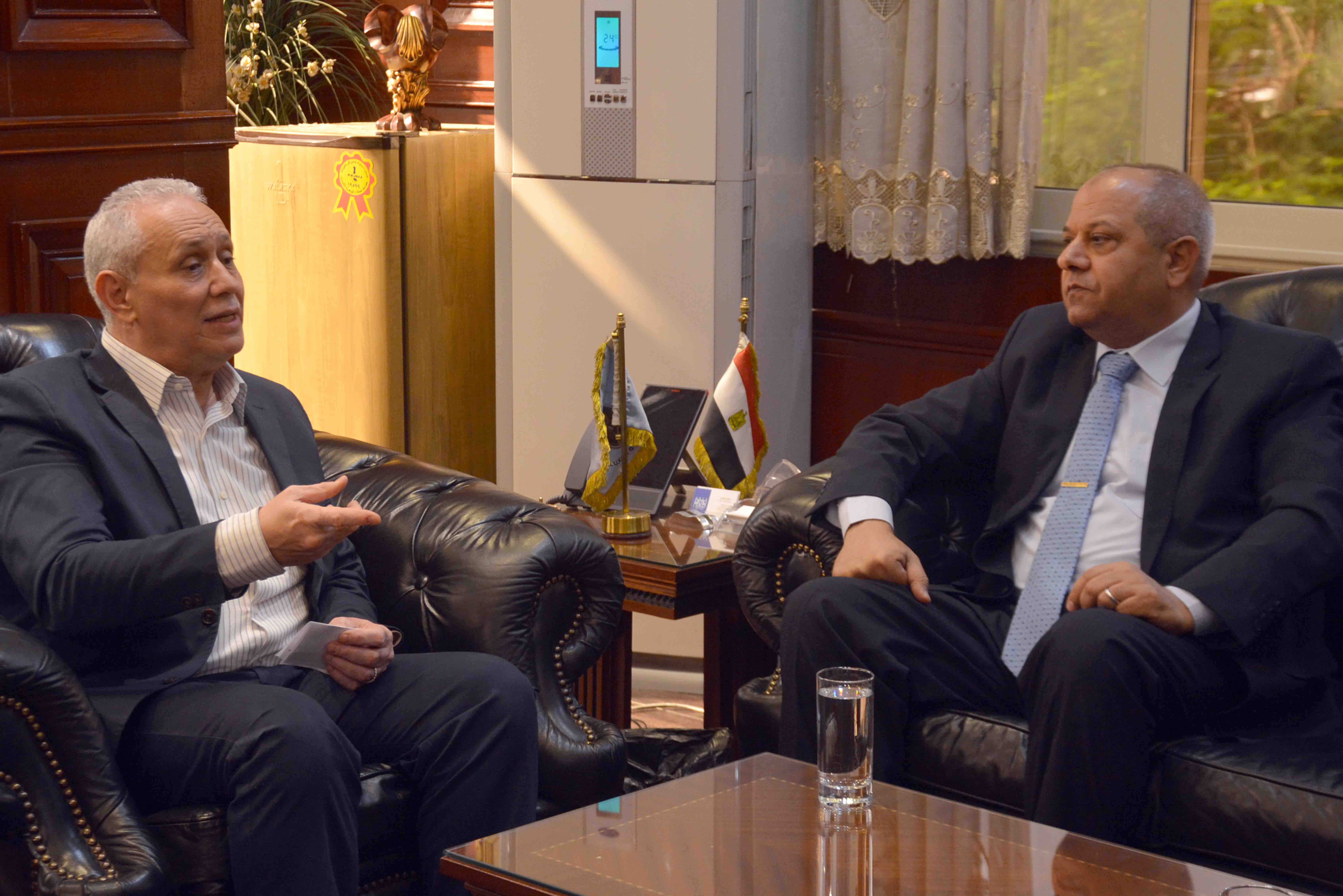 محافظ الأقصر مع رئيس شركة مصر لتوزيع الكهرباء (6)