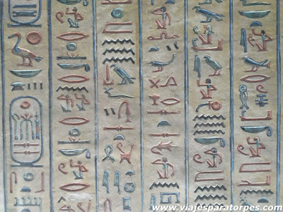 الكتابة الفرعونية على جدران المعابد