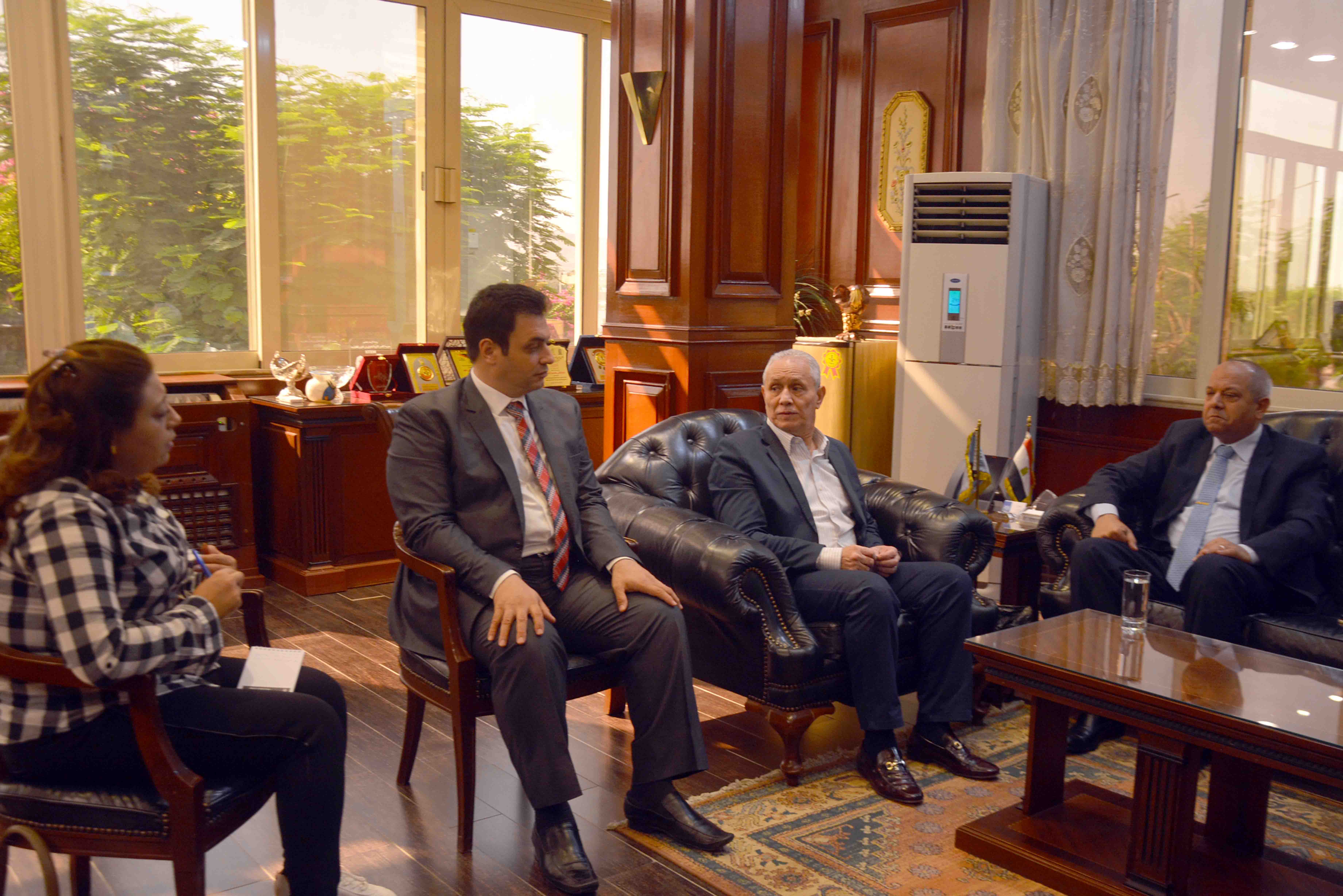 محافظ الأقصر مع رئيس شركة مصر لتوزيع الكهرباء (5)