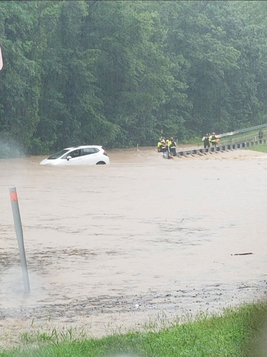 سيارة عالقة فى الفيضانات