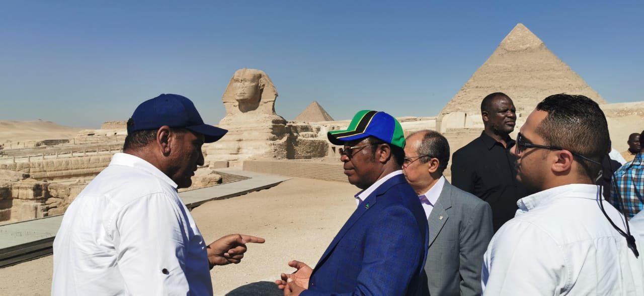 زيارة رئيس وزراء تنزانيا لمنطقة منطقة آثار الهرم (3)