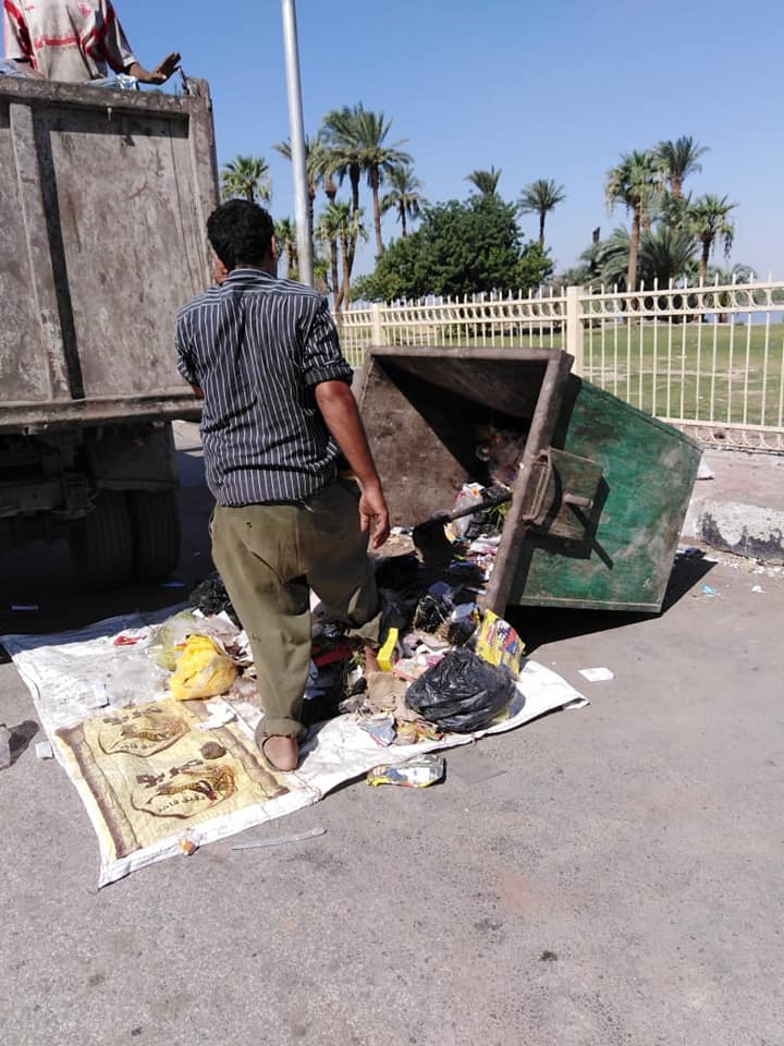 حملات نظافة بالشوارع وتطهيرها ورفع أكوام القمامة بوسط مدينة الأقصر (4)