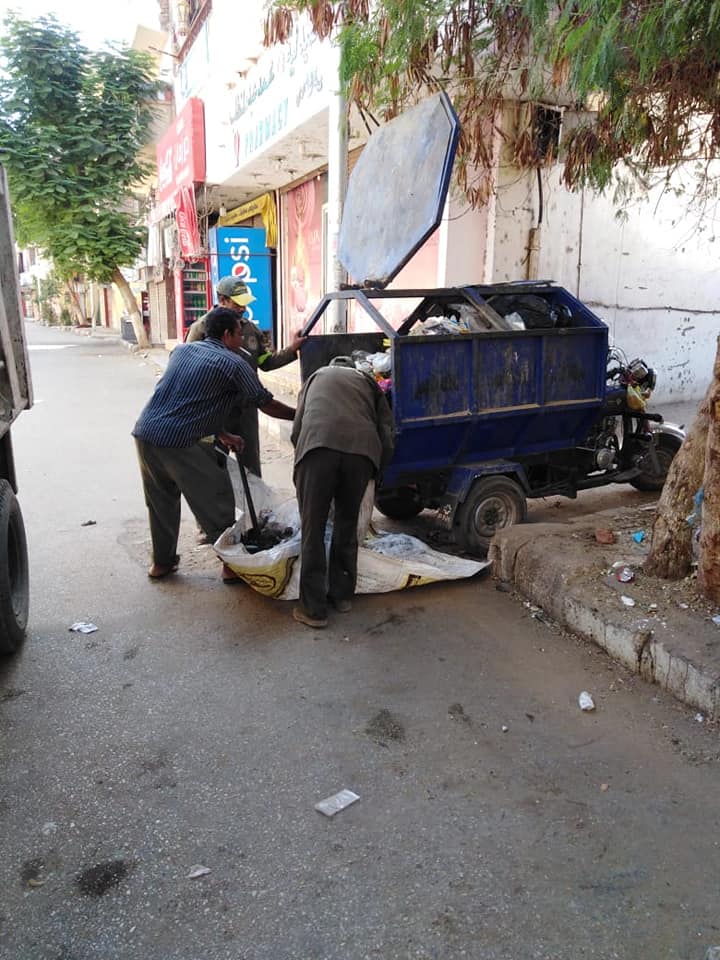 حملات نظافة بالشوارع وتطهيرها ورفع أكوام القمامة بوسط مدينة الأقصر (3)