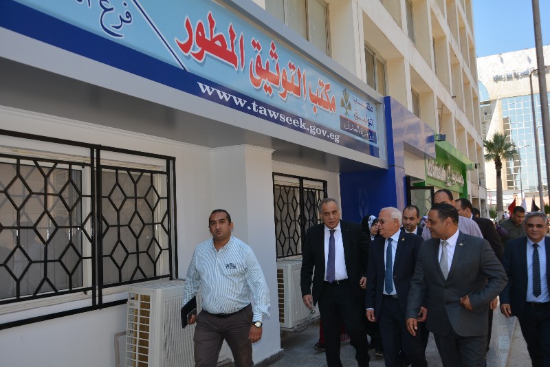 محافظ بورسعيد ونائب وزير الاتصالات يفتتحان  مركز التوثيق المطور (7)