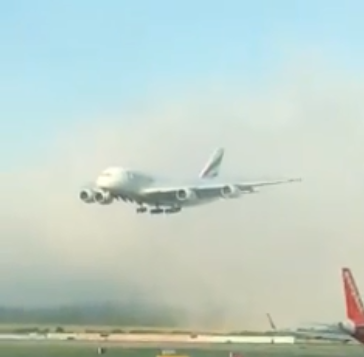 طائرة لـطيران الإمارات تخترق السحب أثناء هبوطها بمطار لندن (4)