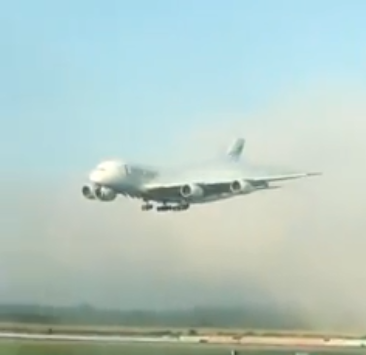 طائرة لـطيران الإمارات تخترق السحب أثناء هبوطها بمطار لندن (5)