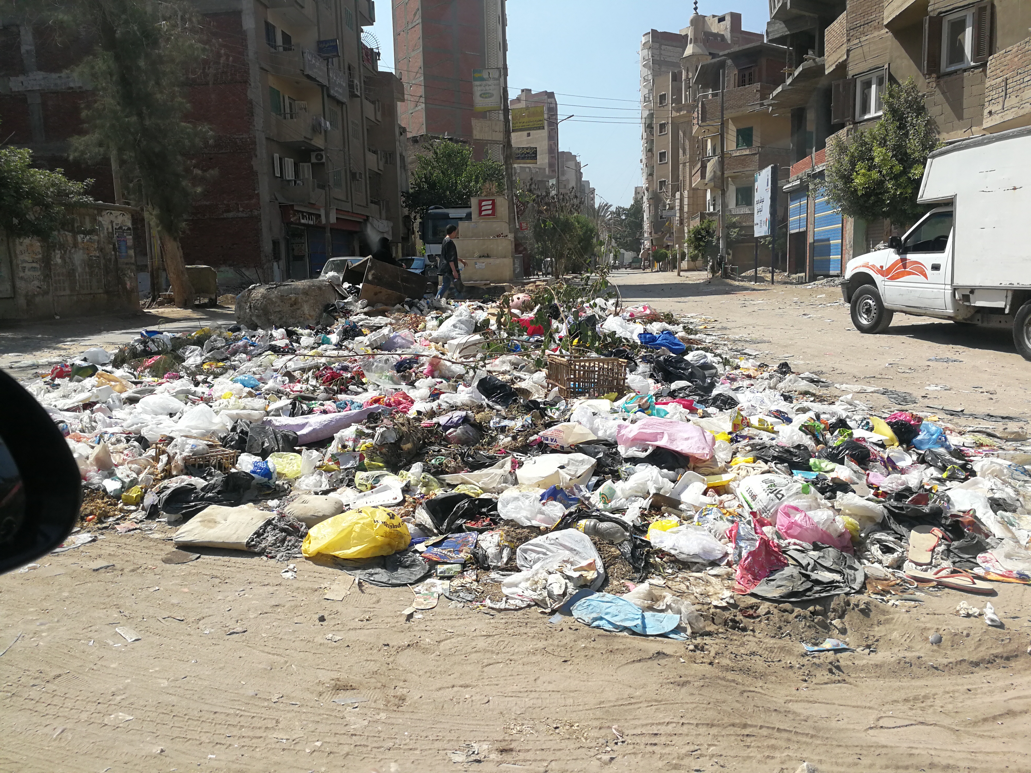 القمامة تحاصر طنطا على الطريق السريع  (2)