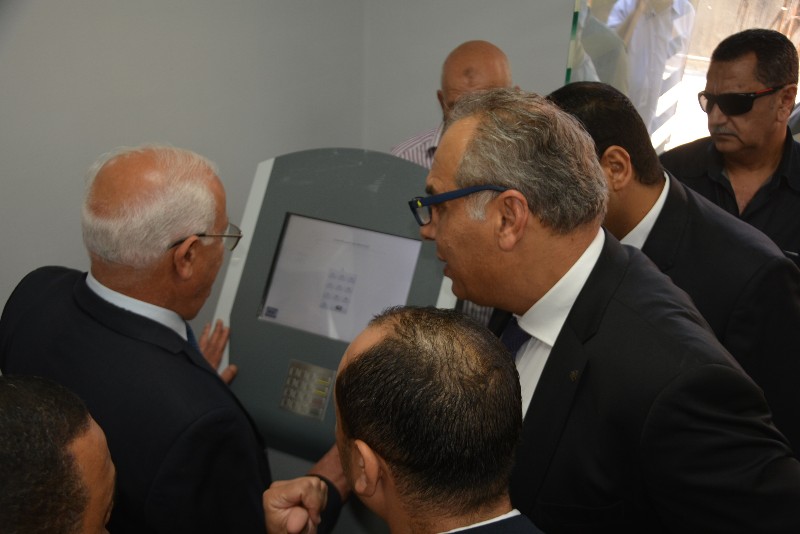 محافظ بورسعيد ونائب وزير الاتصالات يفتتحان  مركز التوثيق المطور (6)