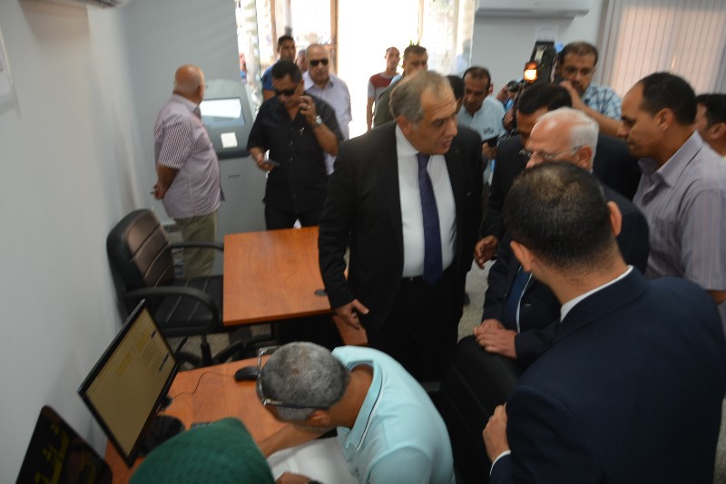 محافظ بورسعيد ونائب وزير الاتصالات يفتتحان  مركز التوثيق المطور (4)