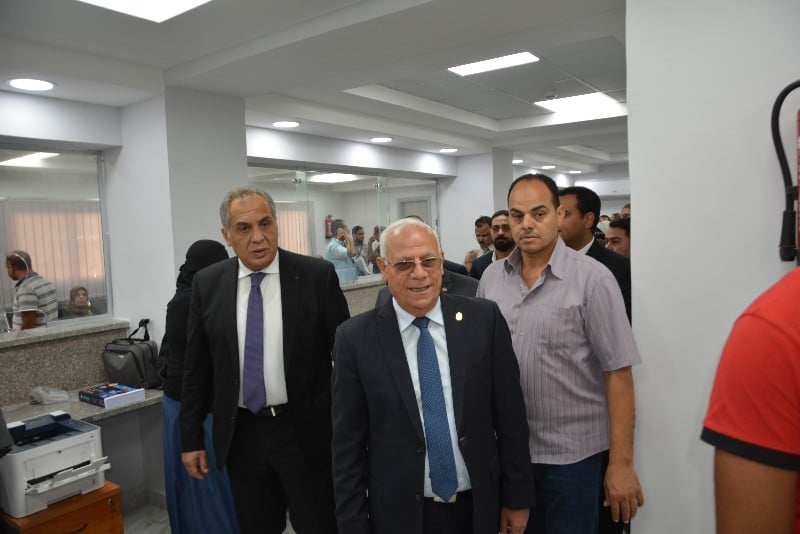 محافظ بورسعيد ونائب وزير الاتصالات يفتتحان  مركز التوثيق المطور (2)