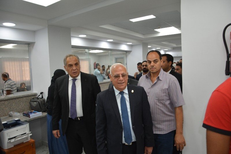 محافظ بورسعيد ونائب وزير الاتصالات يفتتحان مركز التوثيق المطور (9)