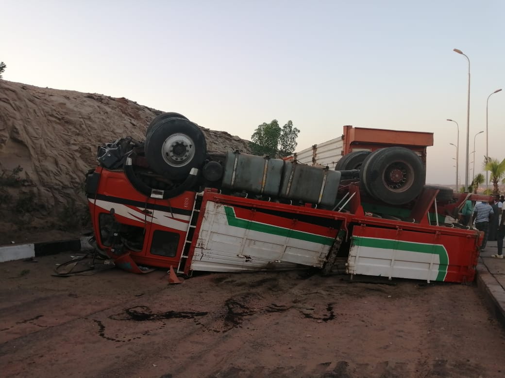 حادث انقلاب شاحنة بمدخل مدينة أسوان الجديدة (3)