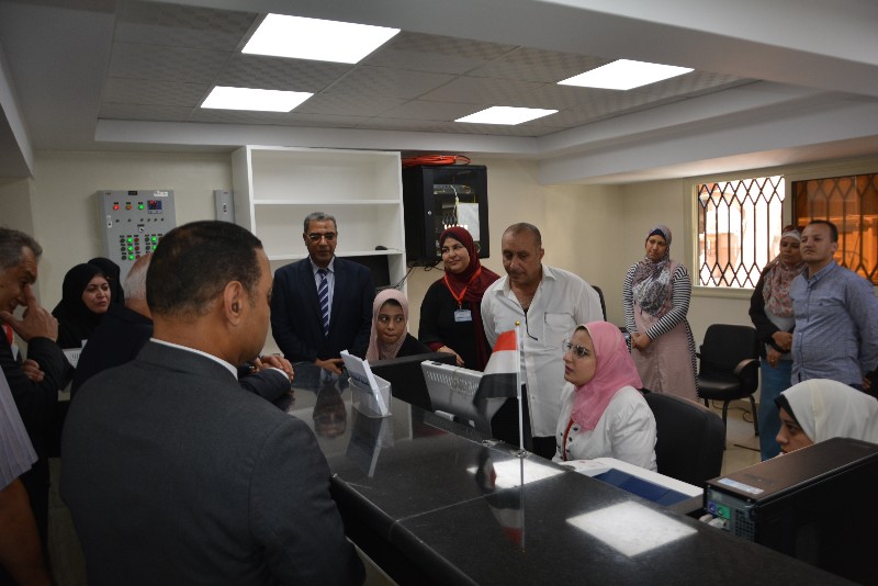 نائب وزير الاتصالات ومحافظ بورسعيد يفتتحان مركز حي الشرق المميكن (2)