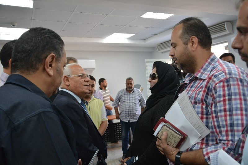 محافظ بورسعيد ونائب وزير الاتصالات يفتتحان  مركز التوثيق المطور (9)