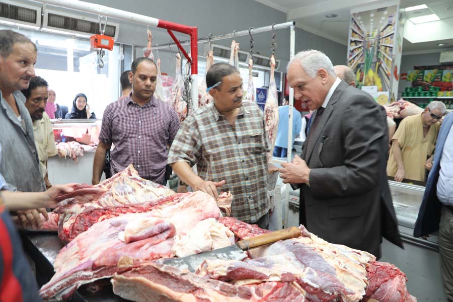 محافظ الجيزة يتفقد منافذ بيع اللحوم قبل العيد (3)