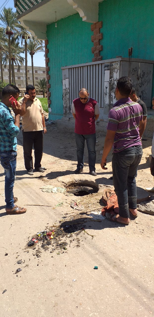 إصلاح عطل بالصرف الصحى بمنطقةالشابورى بمدينة الخانكة (1)