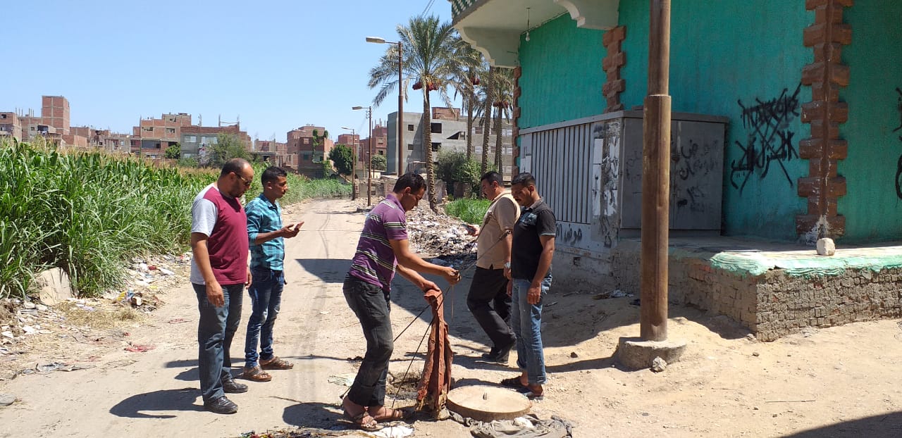 إصلاح عطل بالصرف الصحى بمنطقةالشابورى بمدينة الخانكة (2)
