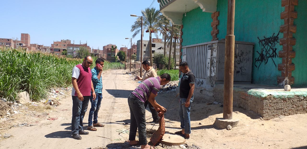 إصلاح عطل بالصرف الصحى بمنطقةالشابورى بمدينة الخانكة (4)