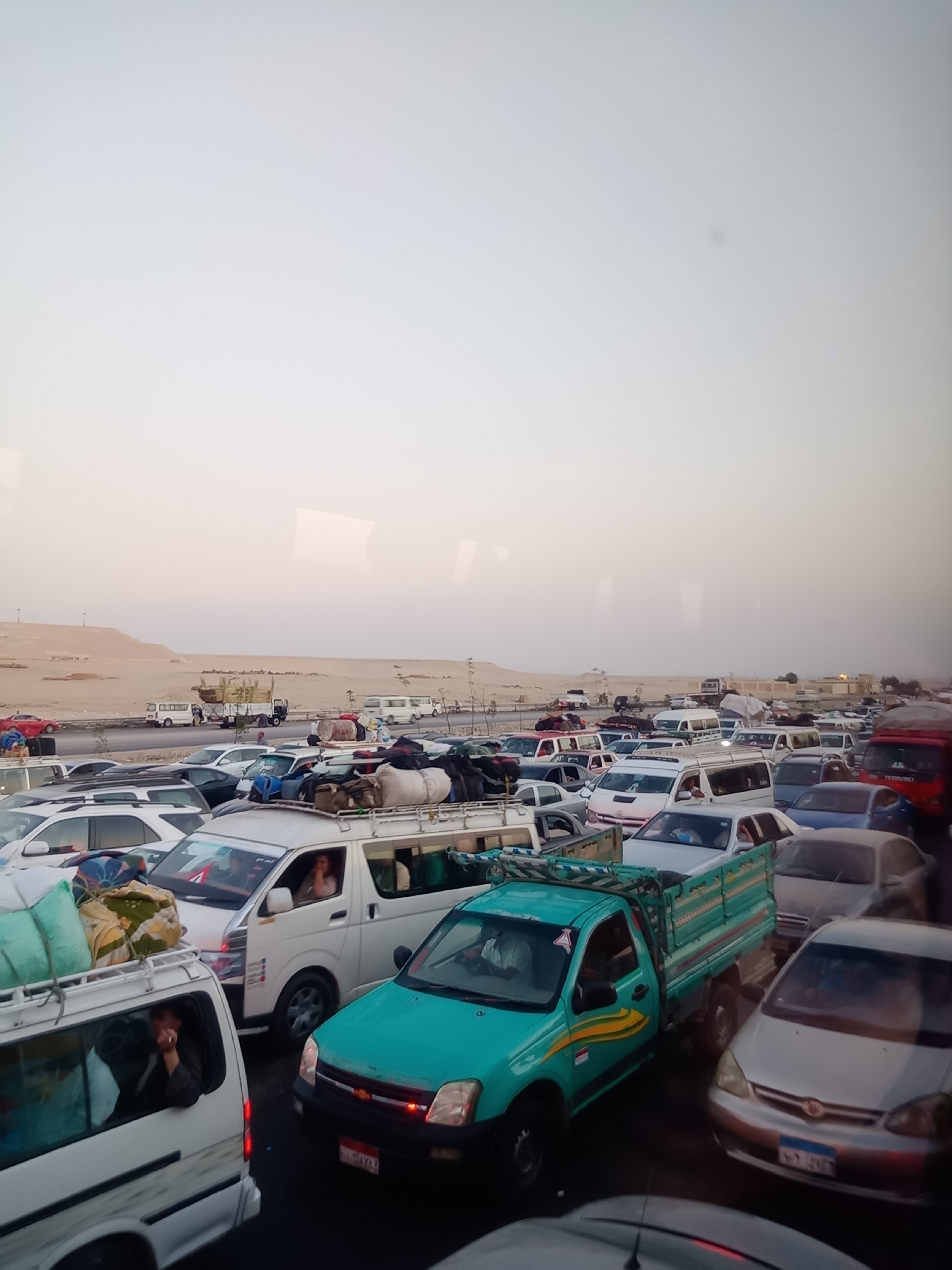 زحام شديد على الطرق الصحراوية قبل يوم من عيد الأضحى (2)