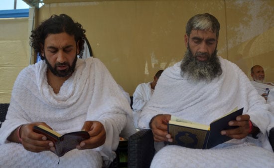 الحجاج يقرأون القرآن