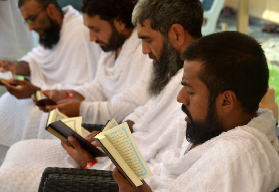 الحجاج يقرأون القرآن فى السعودية