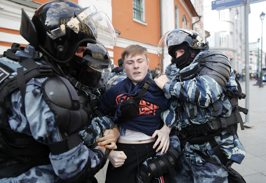 الشرطة تعنف متظاهرا خلال اعتقاله