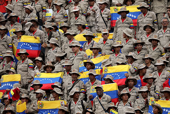 جانب من الجيش يرفعون أعلام فنزويلا