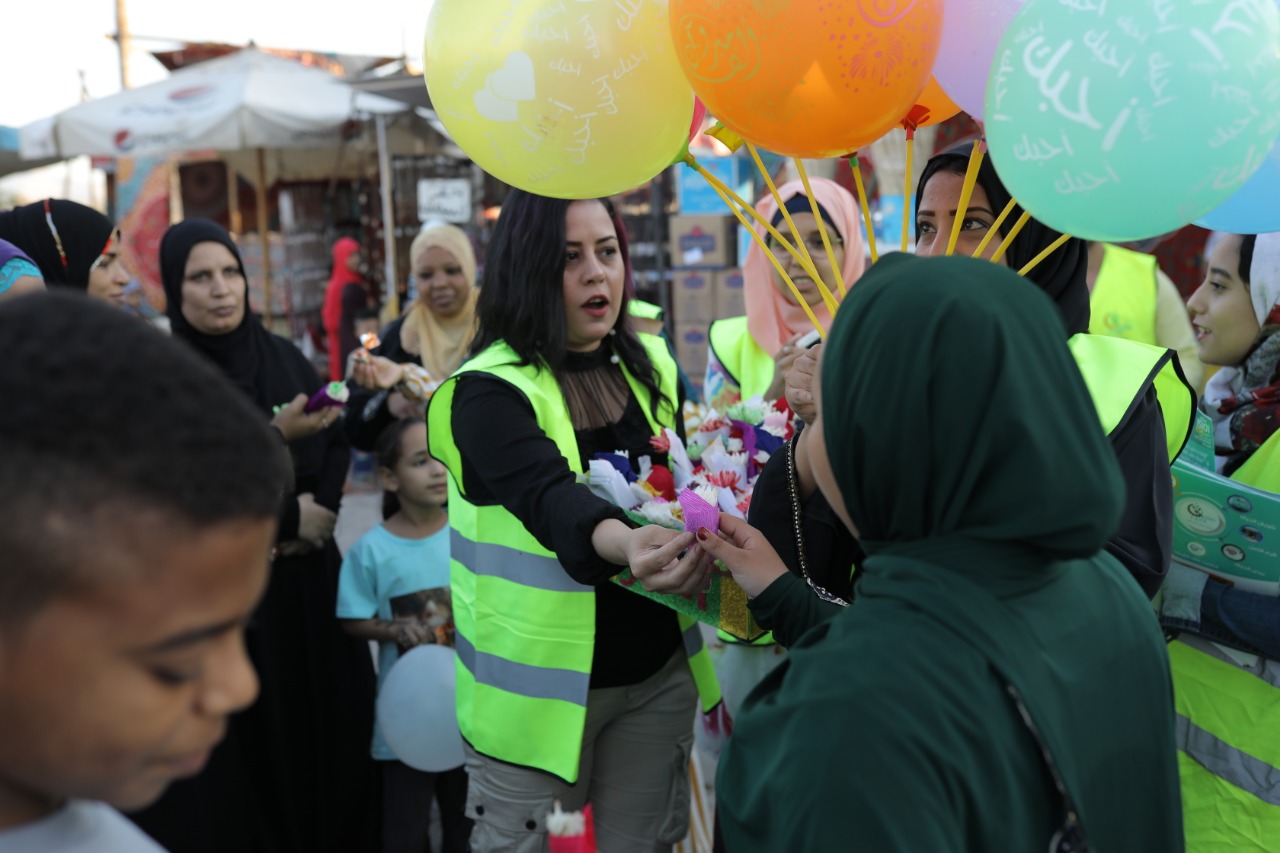 متطوعون أقباط ومسلمون يوزعون الورود والهدايا إحتفالاً بعيد الأضحي أمام معبد الأقصر (6)