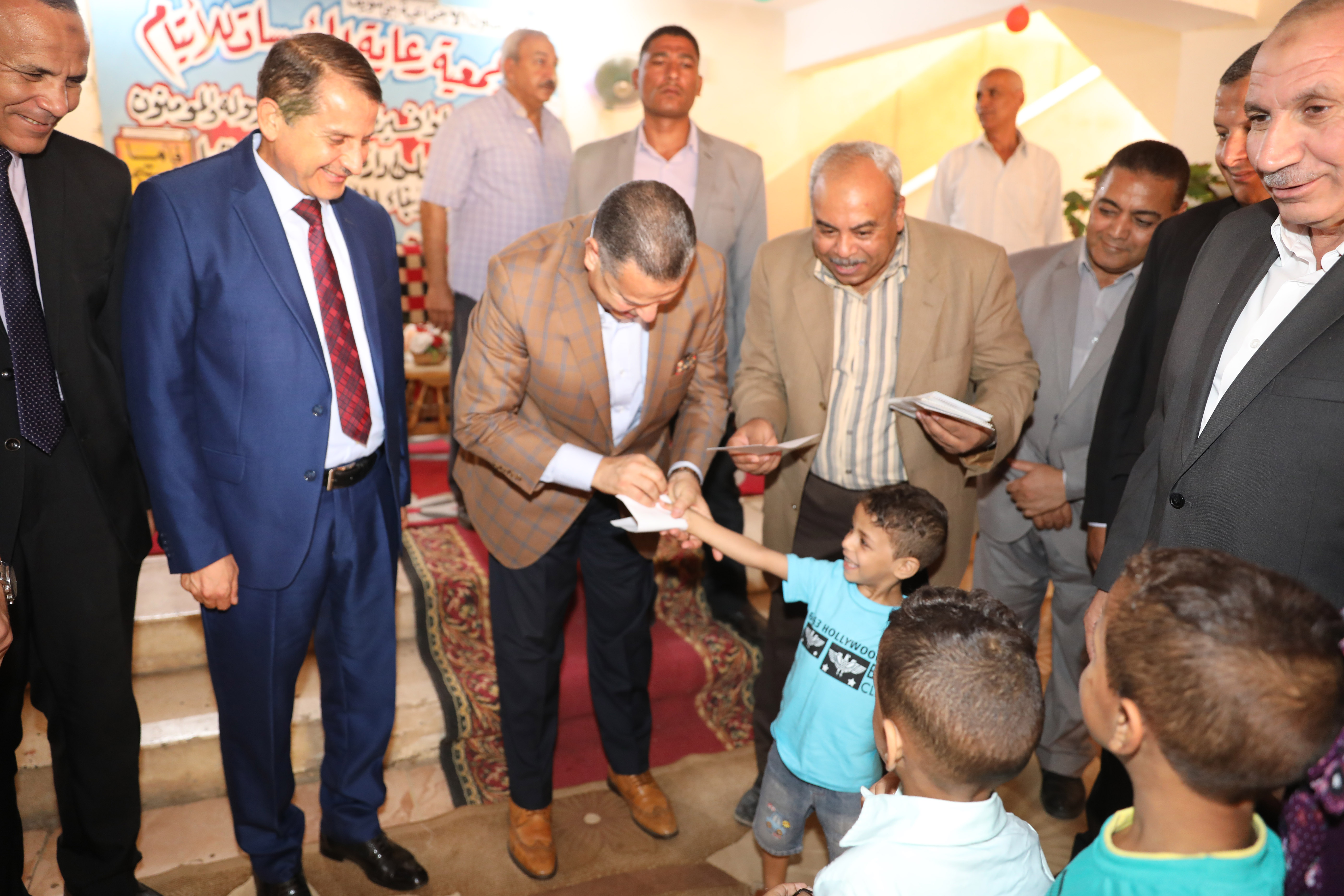 محافظ بنى سويف يقدم الهدايا للأطفال الأيتام ويزور المسنين فى عيد الأضحى (5)