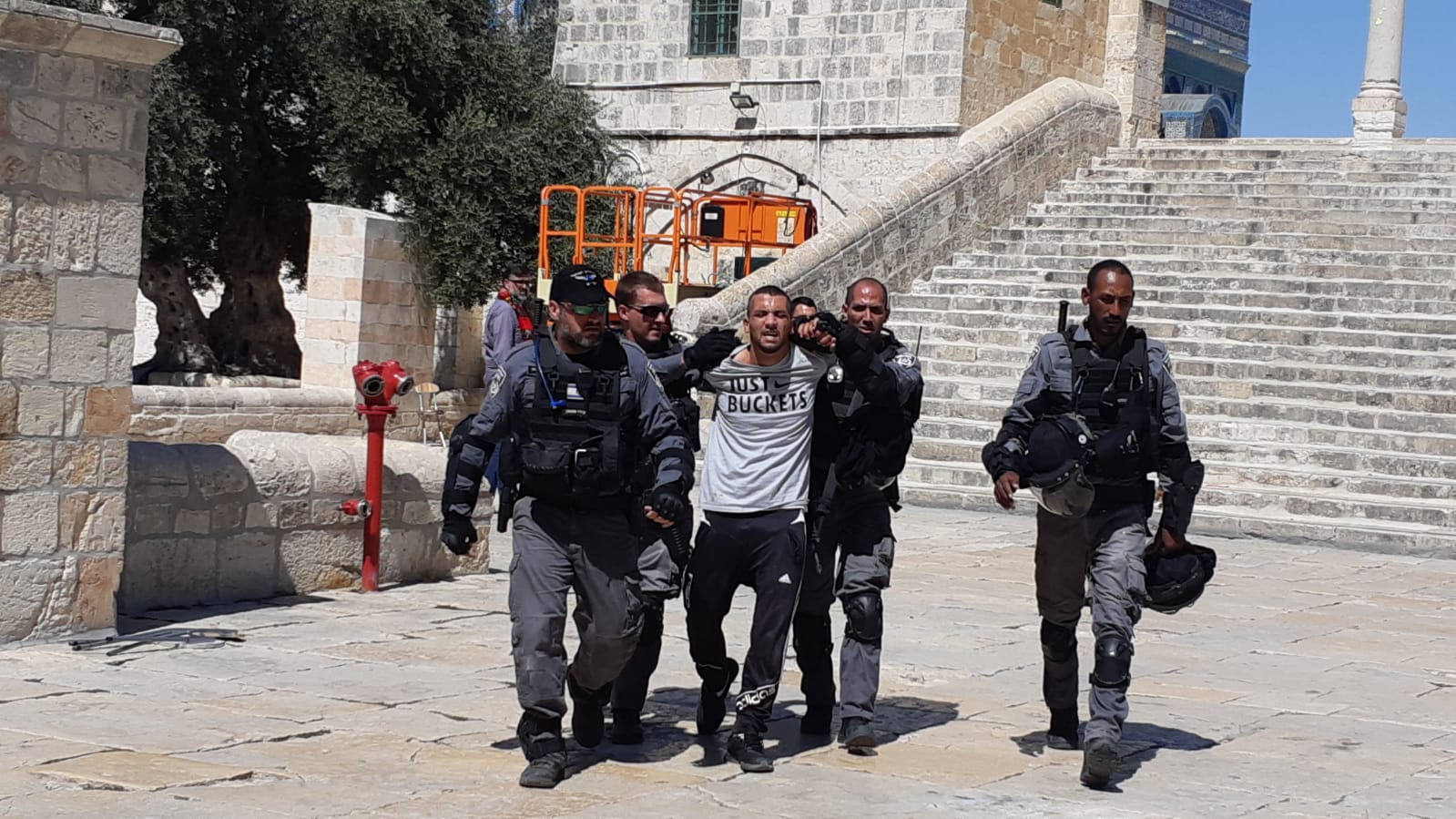 اعتقال مواطن فلسطيني في ساحات المسجد الأقصى