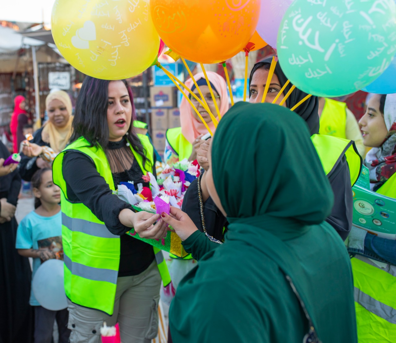 متطوعون أقباط ومسلمون يوزعون الورود والهدايا إحتفالاً بعيد الأضحي أمام معبد الأقصر (3)