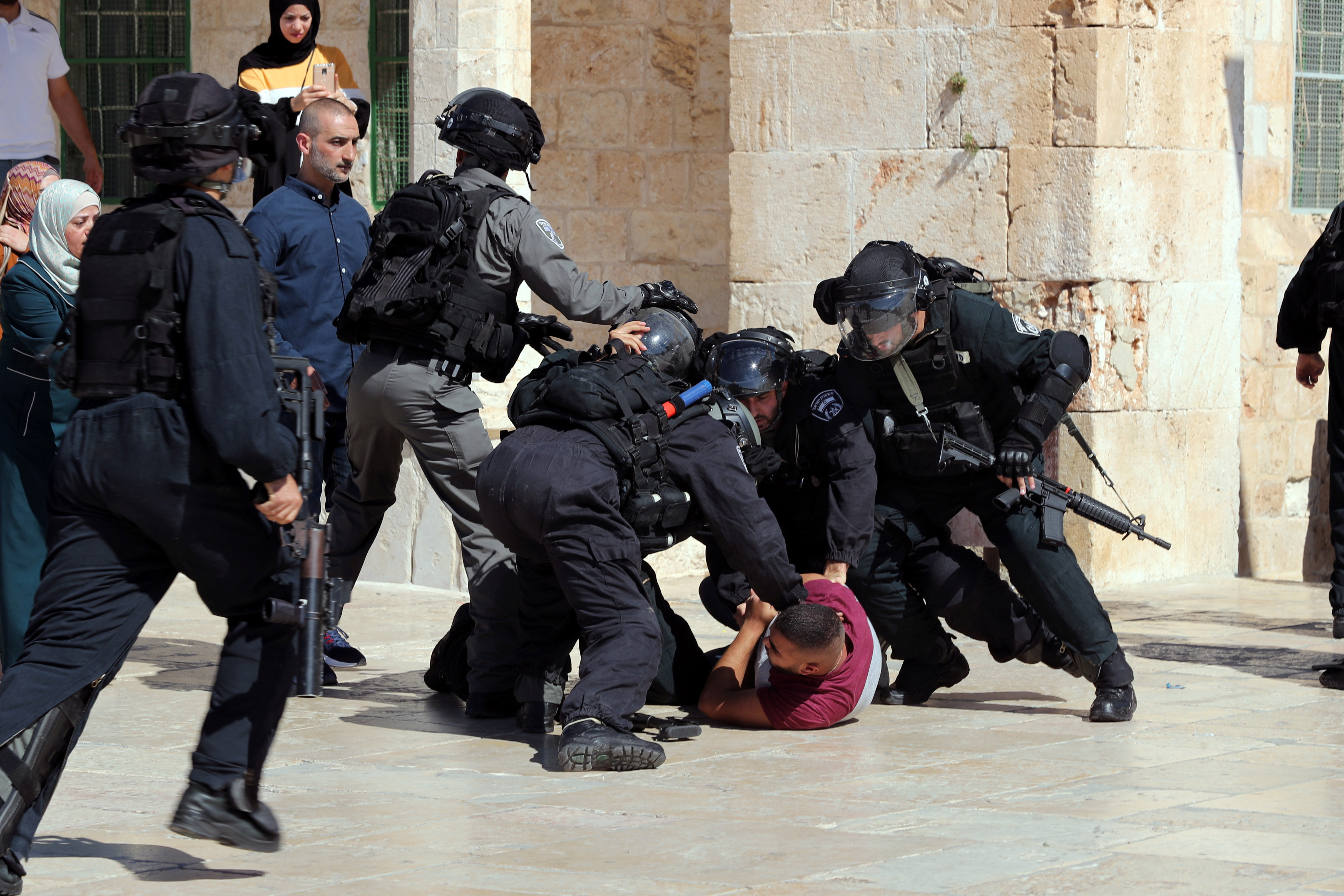 قوات الاحتلال تعتقل احد المصليين