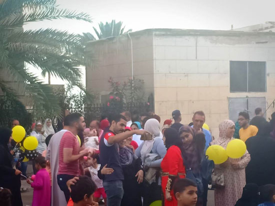 السيلفى يسيطر على ساحات صلاة العيد بالإسكندرية (2)