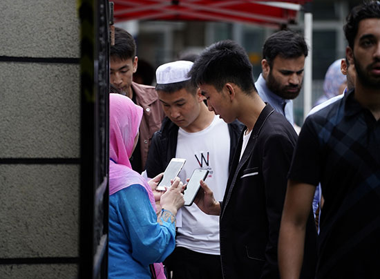 المسلمون فى الصين يتبادلون التهانى بالعيد