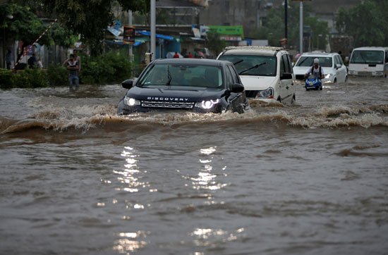 سيارات تغرق فى مياه الفيضانات