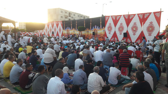 محافظ بورسعيد يؤدى صلاة عيد الأضحى بساحة مدينة بورفؤاد‎ (1)