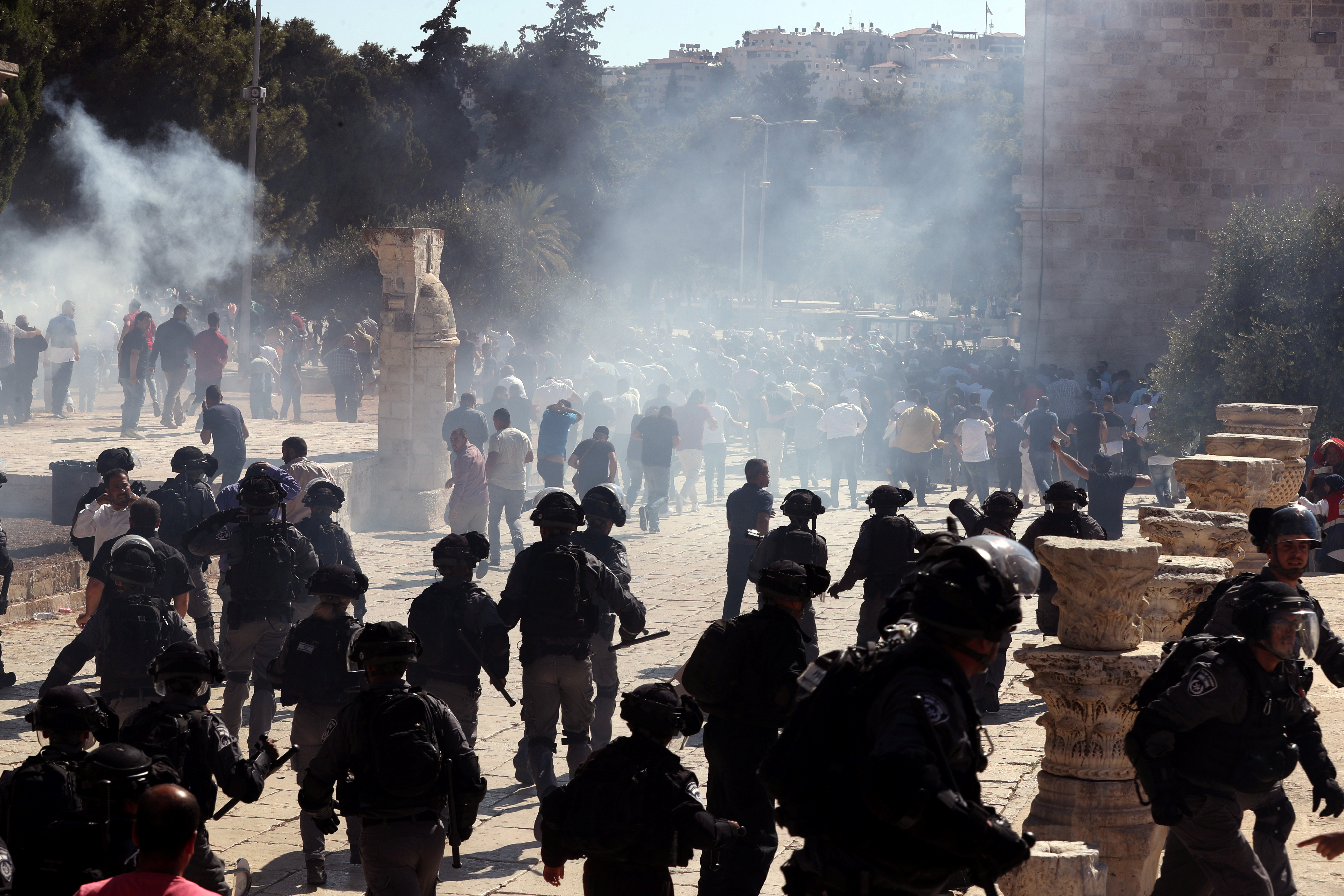 قوات الاحتلال تطلق الغاز بمحيط الاقصى