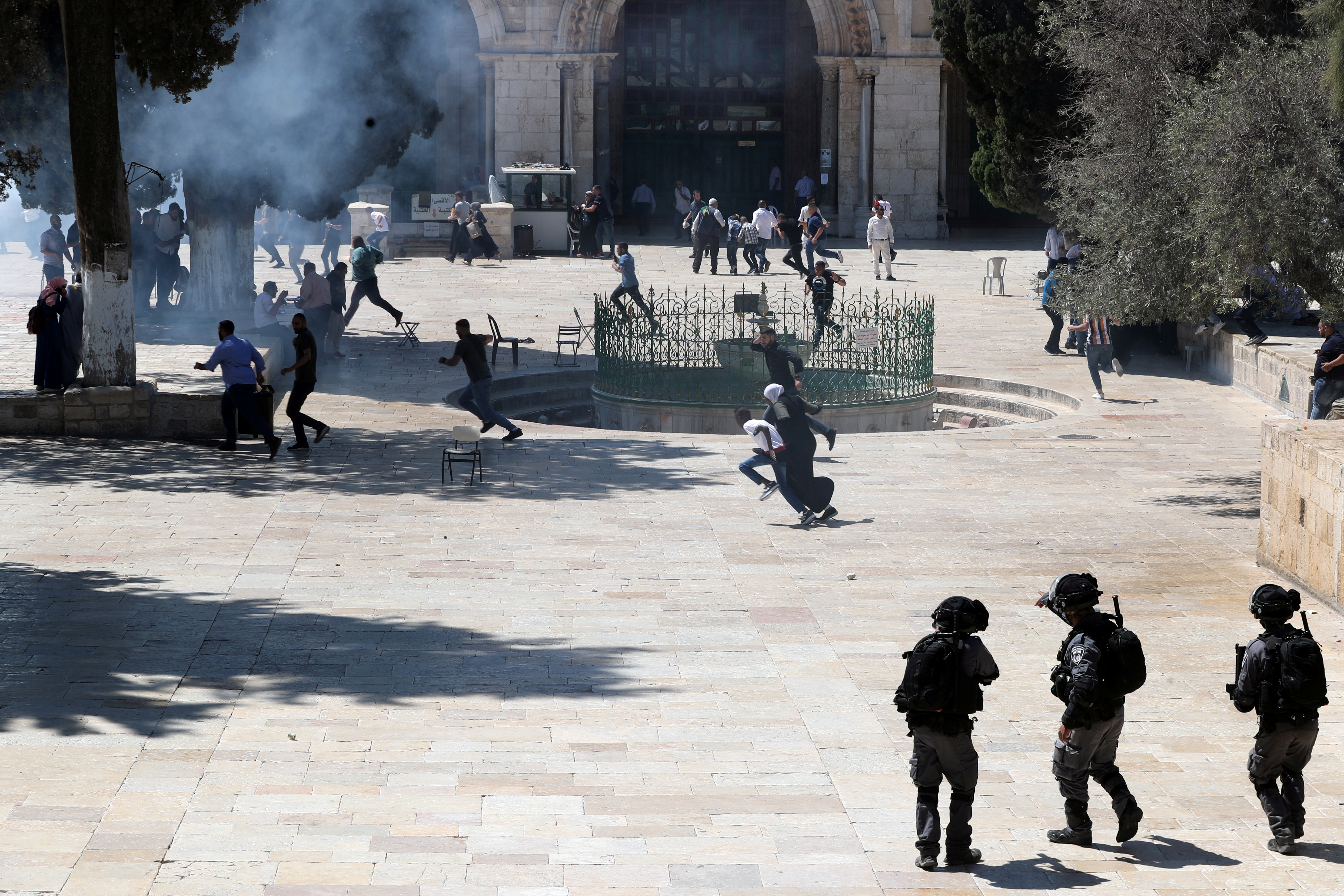 قوات الاحتلال تطلق الغاز بمحيط المسجد الاقصى