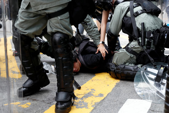 القبض-على-أحد-المحتجين